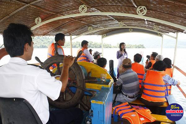 Chuyến du ngoạn trên hồ Phú Ninh khởi hành trên chiếc thuyền máy với sự hướng dẫn của cô gái xứ Quảng